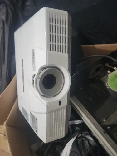 Projetor mitsubishi com pontos brancos e manchas na tela