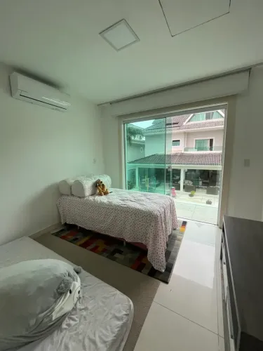 Casa mobiliada de 1000m2 no Cond Santa Mônica Jardins - Barra da tijuca