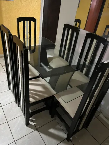 Mesa de vidro com 6 cadeiras