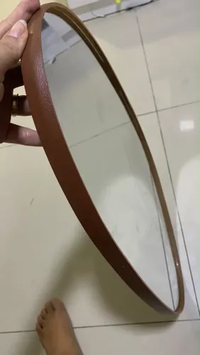 Espelho formato orgânico com moldura courino marrom 70x40