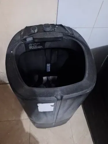 Tasquinha de lavar roupa, sem a tampa.