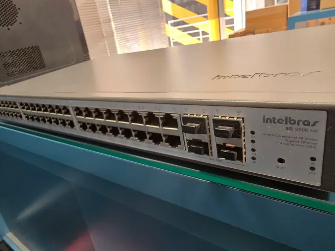 Switch Gerenciável Intelbras SG 5200 MR 48 portas Gigabit e 4 slots SFP