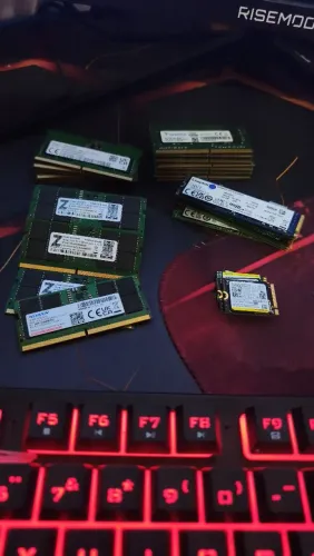 Conjunto hardware. 6 DDR5 8G, 8 DDR4 8G, 5 SSD 256G, 7ssd 500G e 9 DDR5 16G