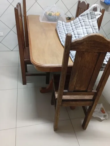 Mesa de madeira maciça com 6 cadeiras