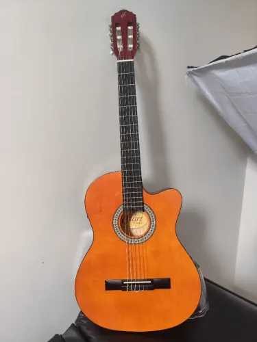 Vende-se violão