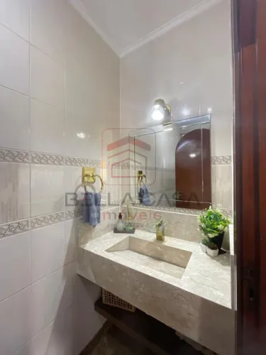 Sobrado de 362m² na Mooca com 3 dormitórios e 5 vagas.