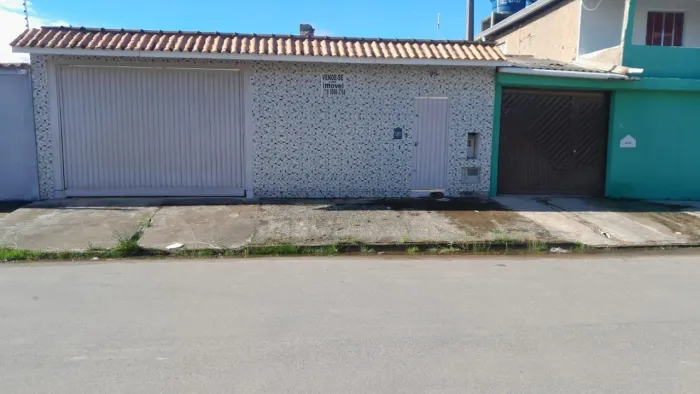 CASA DE PRAIA À VENDA EM PERUÍBE - 1 QUARTO GRANDE, 1 SALA ESPAÇOSA E 1 COZINHA 