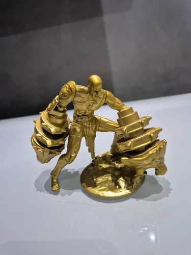 Boneco miniatura estátua kratos god of war dourada