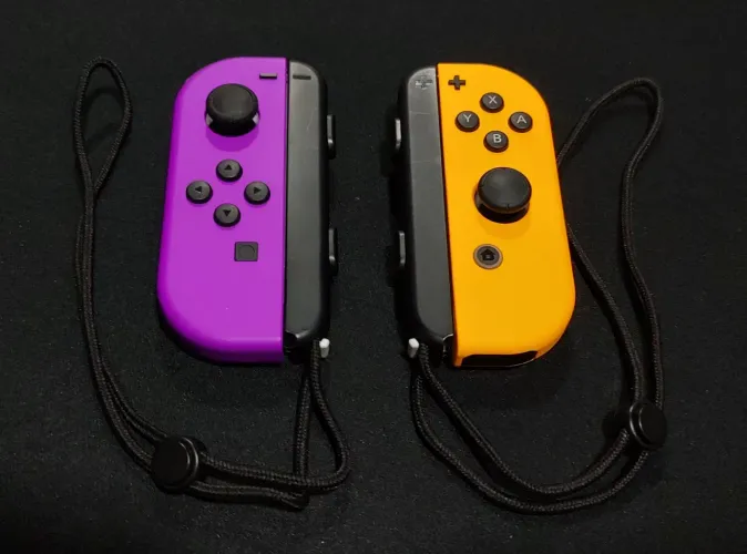 Joy Cons Originais Roxo e Laranja + straps Nintendo
