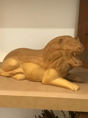 ESCULTURA LEÃO EM MADEIRA MACIÇA - PEÇA ÚNICA