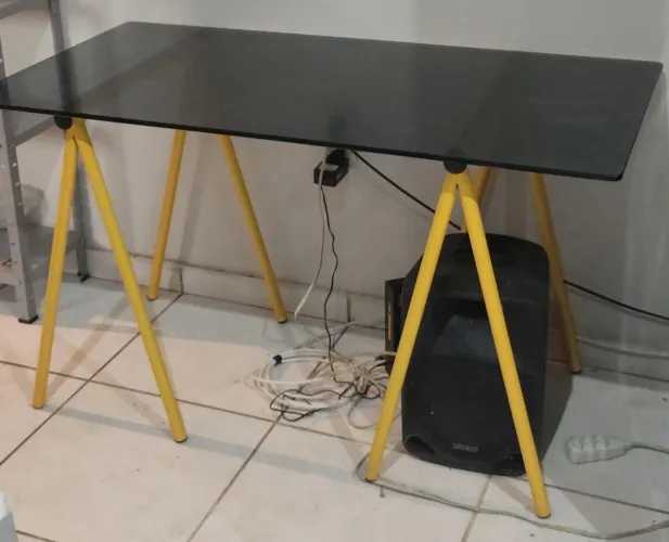 Mesa Tok Stock Tret 130x75  Com cavaletes e Tampo em Vidro Temperado 