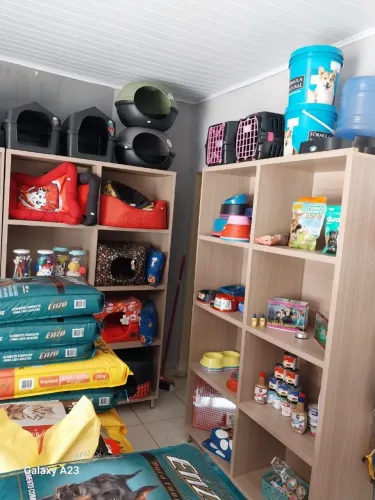 Vendo  loja móveis e itens para casa de ração tudo novo