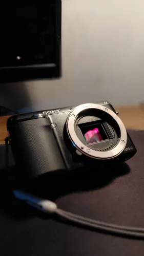 Camera SONY NEX-F3 MIRRORLESS + Lente NIKON 18-55