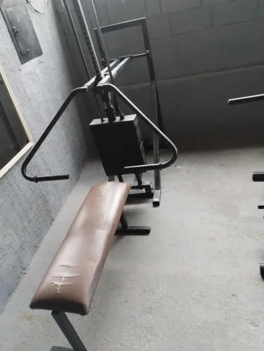 Supino máquina+banco, musculação