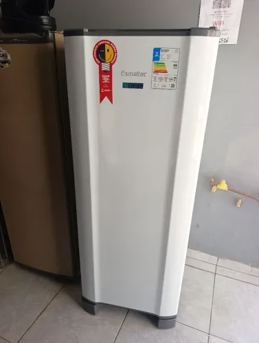 Geladeira Esmaltec 300 litros um mês de uso praticamente zero
