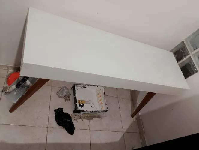 Vendo mesa  com gavetas 