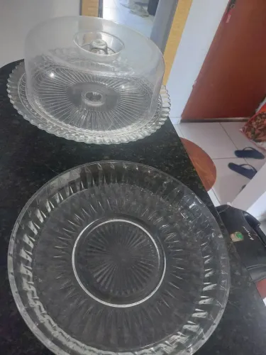 Vendo porta bolos e tortas de vidro e pedestal com tampa de acrílico mas uma travessa de