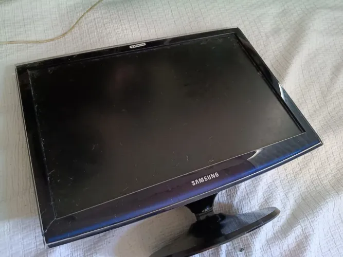 Monitor 22 polegadas funcionando