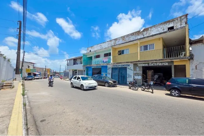 Três pontos comerciais e dois apartamentos à venda no Alecrim