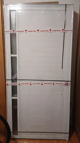 LEVE DEFEITO Porta de Aluminio Lambril Branco com Puxador e Vidro Linha 25 - 210x100