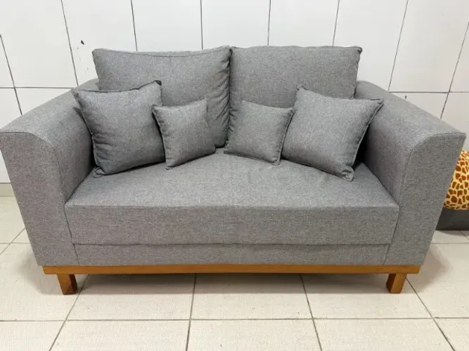 Sofá 2 Lugares Beny Base de Madeira Linho Cotton Cinza Rr