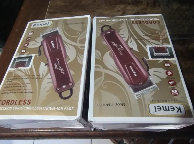 Vendo máquina de cortar cabelo kemei 2600 Nova.
