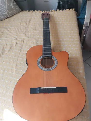 Violão em excelente estado de conservação