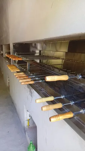 Churrasqueira rotativa profissional para restaurante ou churrascaria 25 espetos em inox