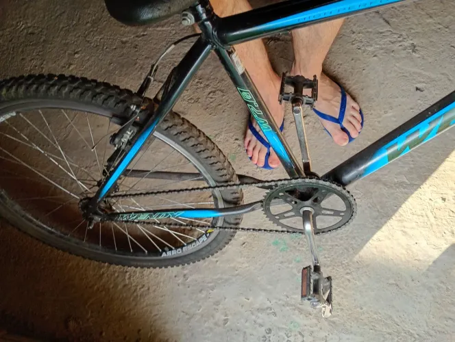 Bike média,bom estado,só arrumar os freios,não conheço muito bem aros,é da média.
