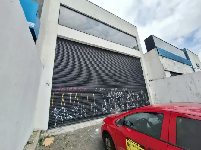 GALPÃOCOM 300 M2 E PE DIREITO DE 8 M FL26