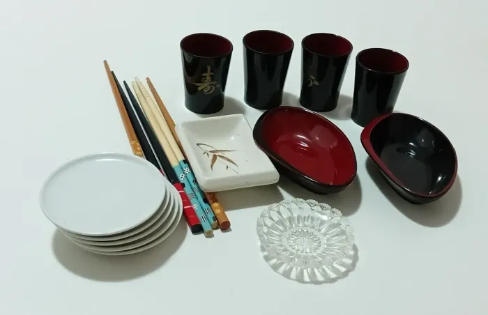 Kit Comida Japonesa e Sakê 17 Peças - Copos Laqueados, Pratos Porcelana e Hashis