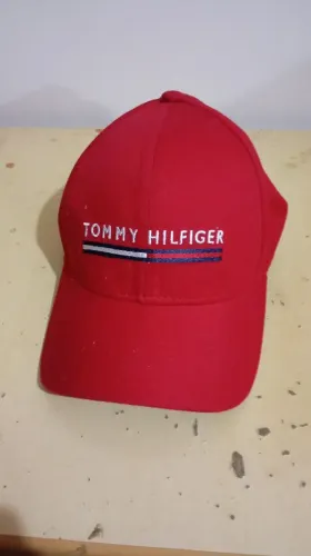 Boné Tommy Hilfiger Vermelho. Excelente estado. Pouco usado