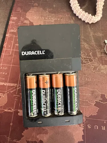 Carregador e pilhas Duracell