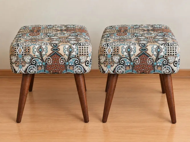 PAR DE PUFES / BANQUETAS ESTOFADAS COM PÉS DE MADEIRA - ÓTIMO ESTADO