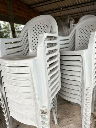 Cadeiras de pvc baratas demais para se desfazer 