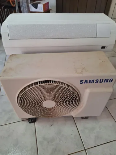Ar condicionado 12000 BTU 220V (1 ano de uso)