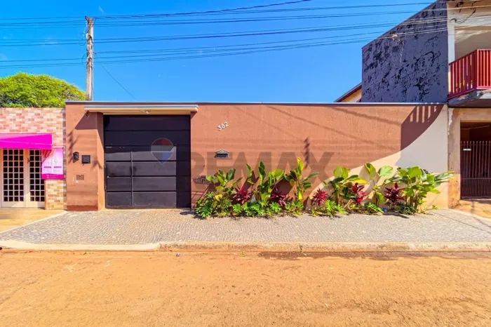 Casa com três quartos no Jardim Santa Marta, Leme-SP