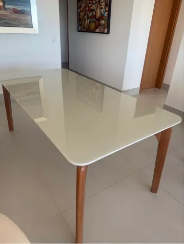 Mesa de jantar madeira maciça e vidro Só 2 meses de uso.