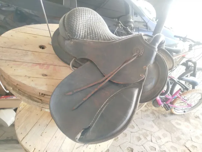 Vendo sela de passeio antiga usada