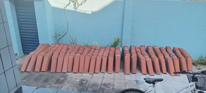 Telhas cerâmicas na faixa de 450 unidades bem conservadas