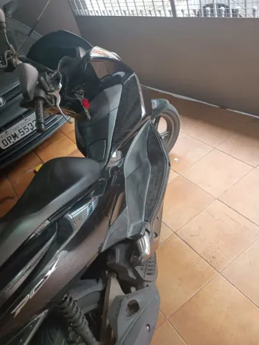 Vendo PCX detalhes carenagem ,ótima moto cvt trocado , pneus novos , motivo estou comprand