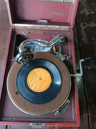 Toca discos antigo em excelente estado de conservação, funcionando.
