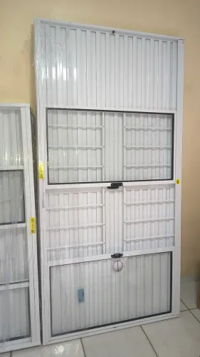 Janelas de alumínio com venezianas e vidro