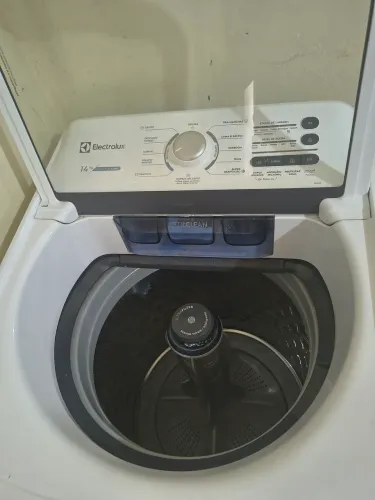 Vendo essa Máquina de Lavar Eletrolux 14kg de aço inox por dentro.