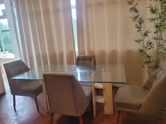 Mesa de jantar com 4 cadeiras