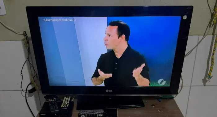 TV 32 polegadas usada barata acompanha aparelho conversor digital e antena 