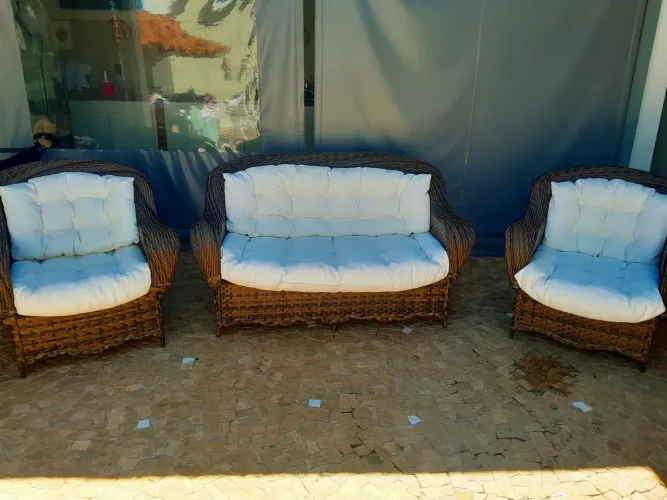 Vende-se um conjunto de sofá dois lugares e 2 poltonas