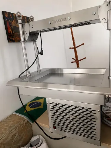 OFERTA! Pista / vitrine fria de embutir para refrigerantes e sobremesas Macom