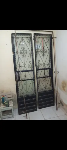 Uma porta completa, com vidro nas janelas. Imperdível!