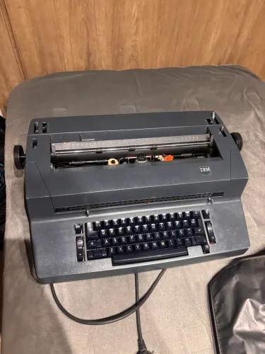 Máquina de escrever elétrica - IBM Selectric